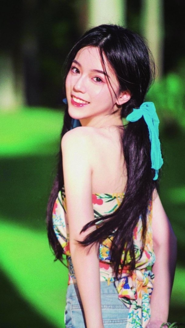 双马尾美少女香肩锁骨户外写真