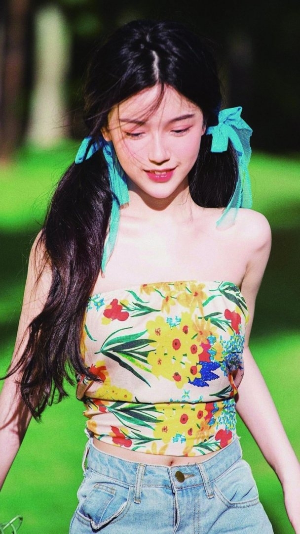 双马尾美少女香肩锁骨户外写真