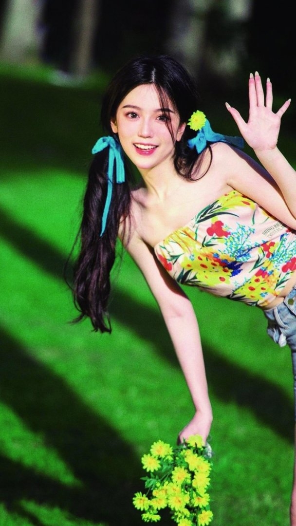 双马尾美少女香肩锁骨户外写真