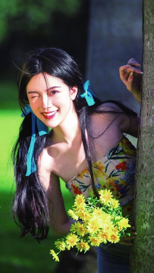 双马尾美少女香肩锁骨户外写真