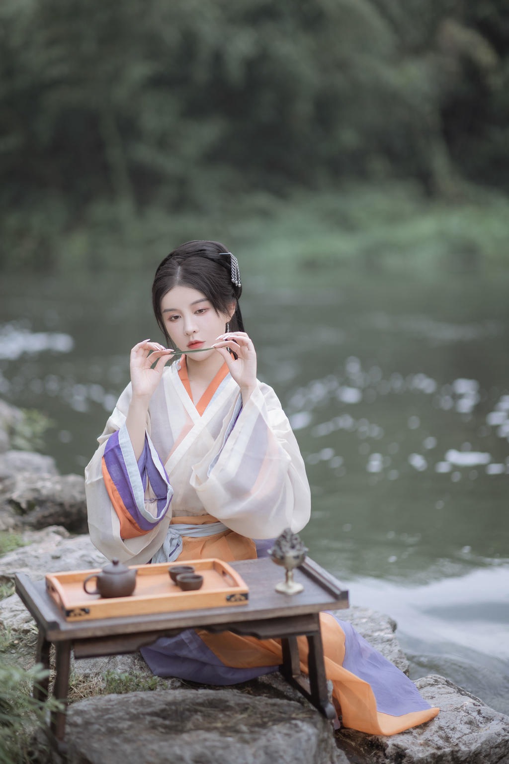 小溪边的古装美女饮茶赏景图片