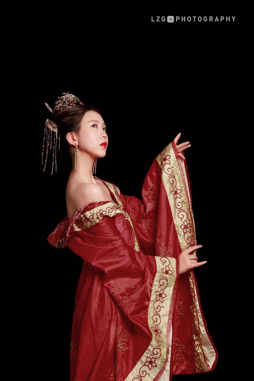 汉服美女红妆素裹长发及腰图片