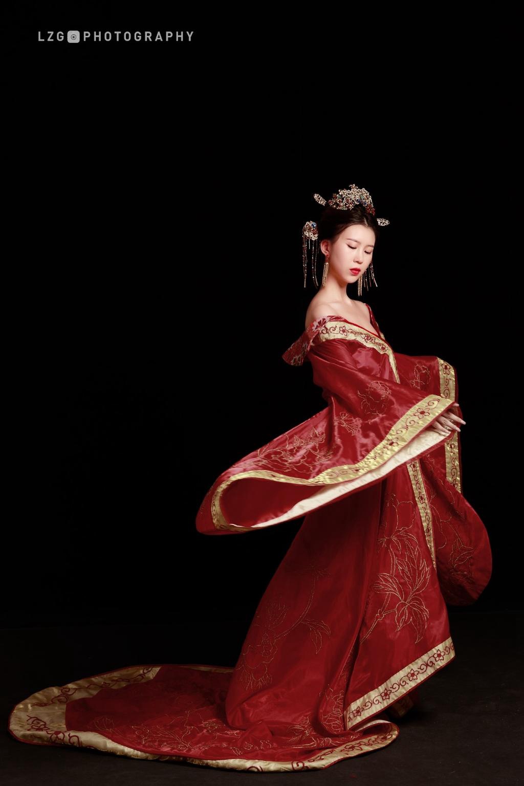 汉服美女红妆素裹长发及腰图片