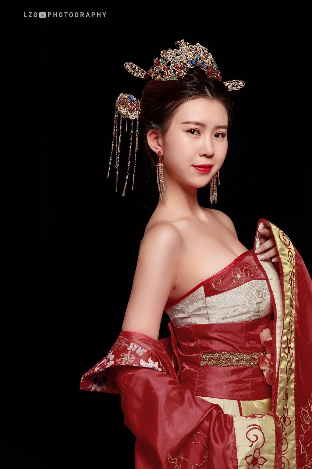 汉服美女红妆素裹长发及腰图片