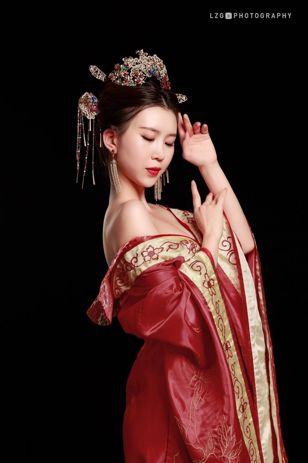 汉服美女红妆素裹长发及腰图片