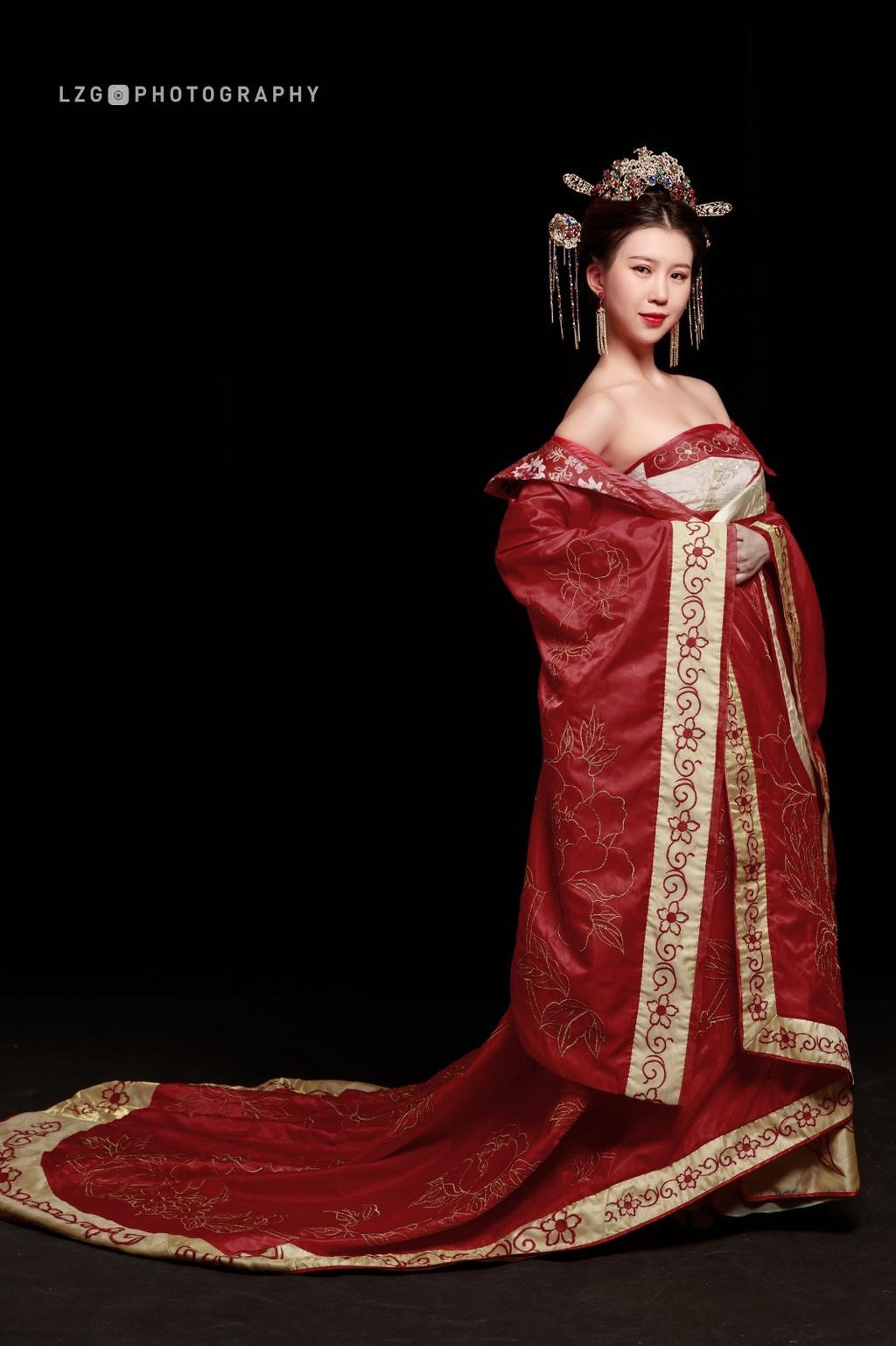 汉服美女红妆素裹长发及腰图片