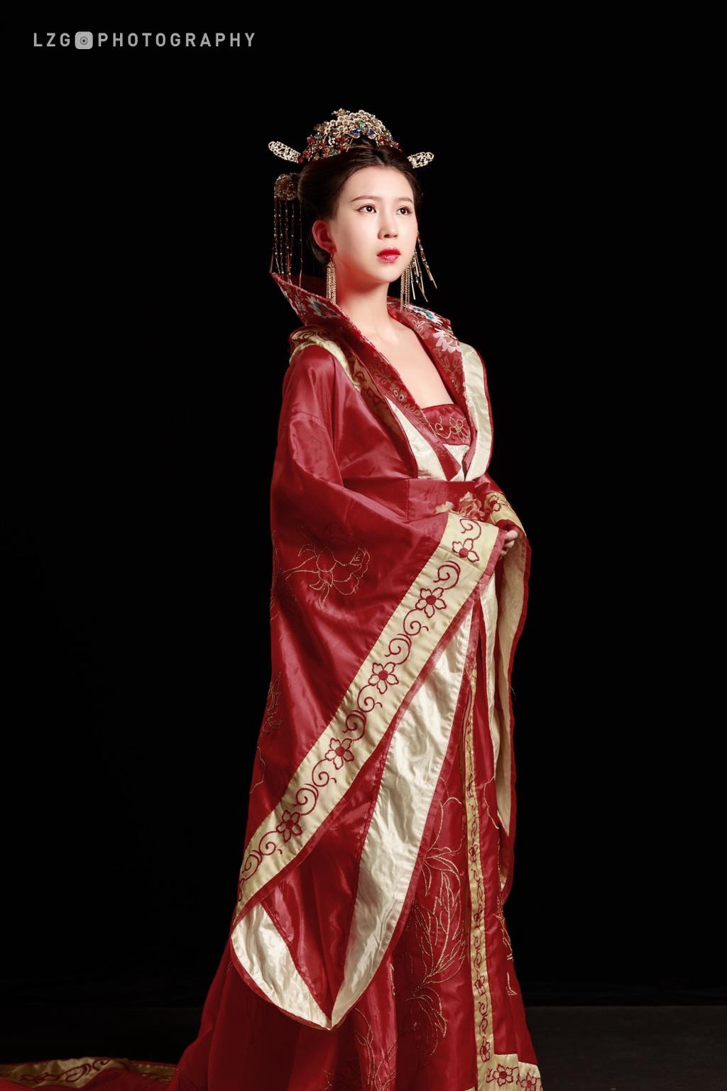汉服美女红妆素裹长发及腰图片