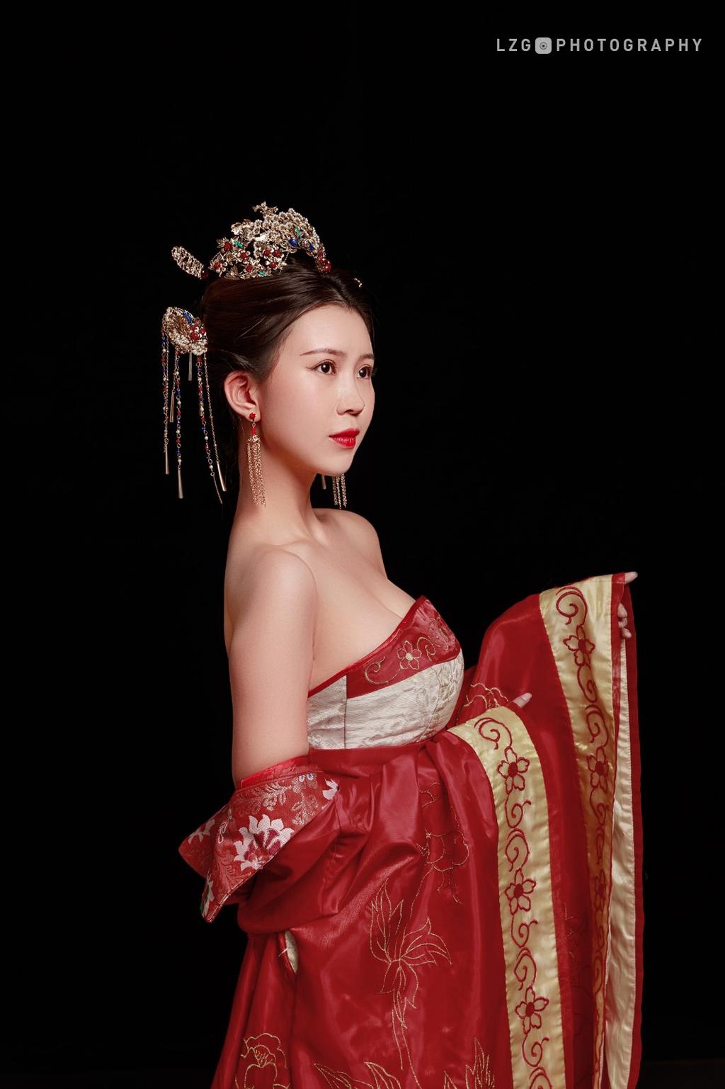 汉服美女红妆素裹长发及腰图片