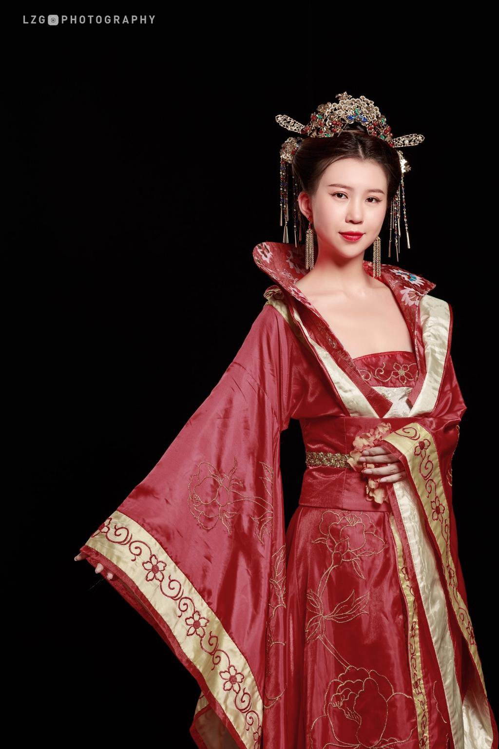 汉服美女红妆素裹长发及腰图片
