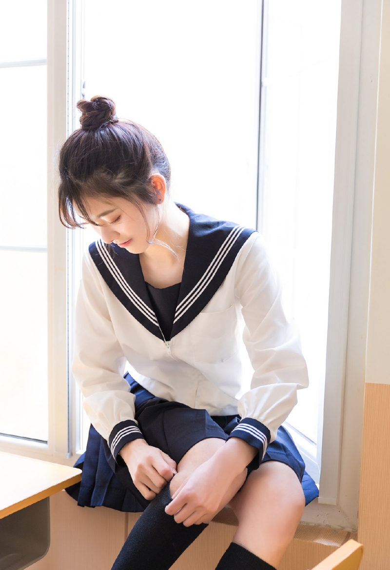 丸子头美女学生妹黑丝美腿图片