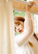 麻花辫美少女纯白长裙室内写真