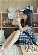 圆脸萌妹子吊带格子裙私房写真