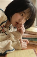 短发妹子漂亮脸蛋室内个人写真