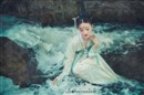 古装美女漫步花海回眸浅笑图片