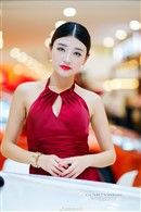 红唇雪肤美女车模小露香肩写真