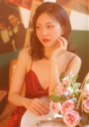 性感熟女吊带红裙妩媚妖娆辣图